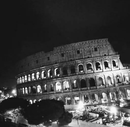 Jacuzzi In Front Of The Colosseum Appartement *